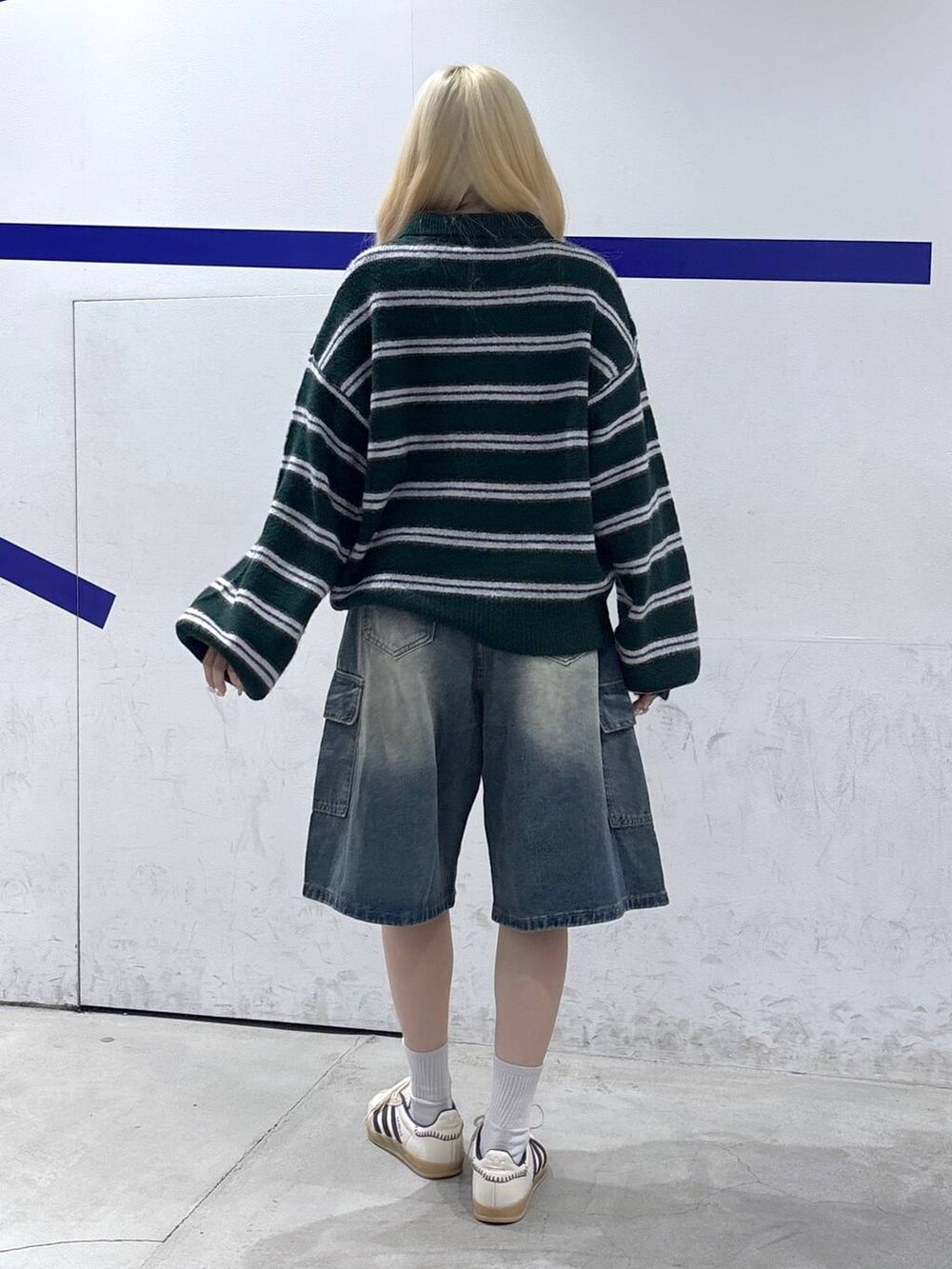 ブルー系のデニムパンツを着用したレディースの秋コーディネートの4枚目の写真