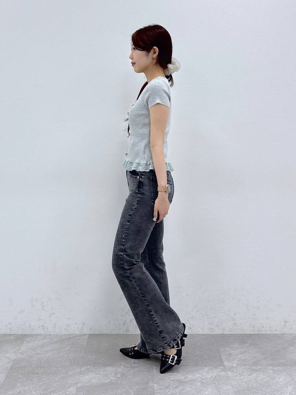 ブラック系のサンダル、グレー系のニット/セーター、ブラック系のデニムパンツを着用したレディースの夏コーディネートの3枚目の写真