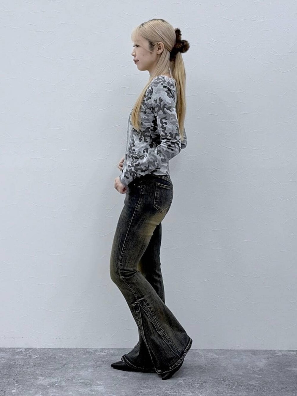 その他のTシャツ/カットソー、ブラック系のパンプス、ブルー系のデニムパンツを着用したレディースの冬コーディネートの3枚目の写真