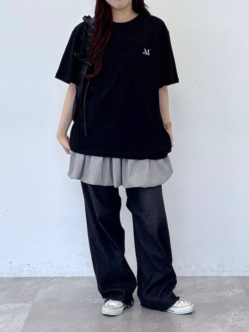 ブラック系のショルダーバッグ、ブラック系のデニムパンツ、ブラック系のTシャツ/カットソーを着用したレディースの春コーディネートの2枚目の写真