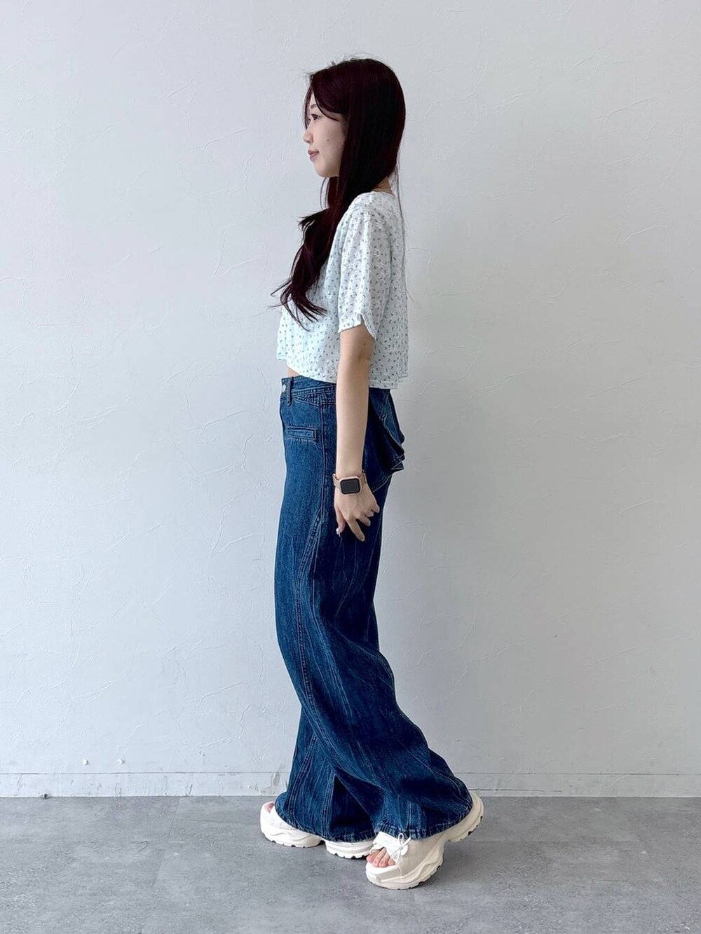 ブルー系のTシャツ/カットソー、その他のサンダル、ブルー系のデニムパンツを着用したレディースの春コーディネートの3枚目の写真