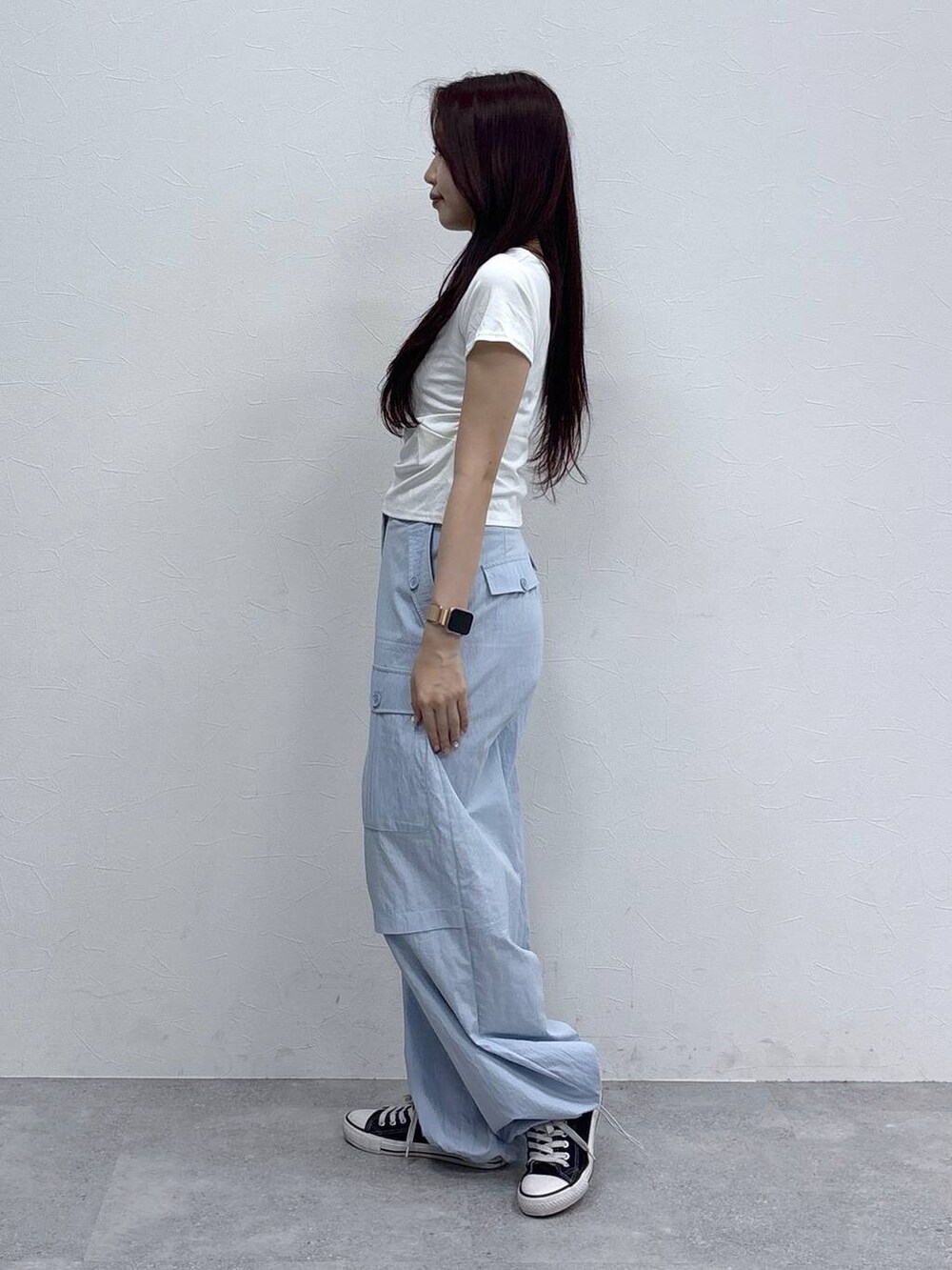 ブルー系のその他パンツ、ホワイト系のTシャツ/カットソーを着用したレディースの夏コーディネートの3枚目の写真