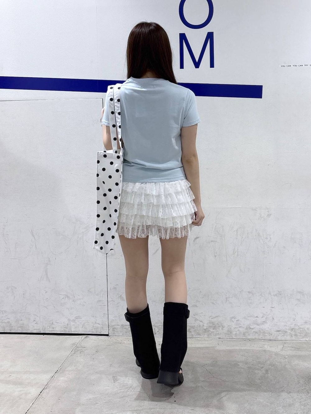 ホワイト系のその他パンツ、ブラック系のサンダル、ブルー系のTシャツ/カットソーを着用したレディースの夏コーディネートの4枚目の写真