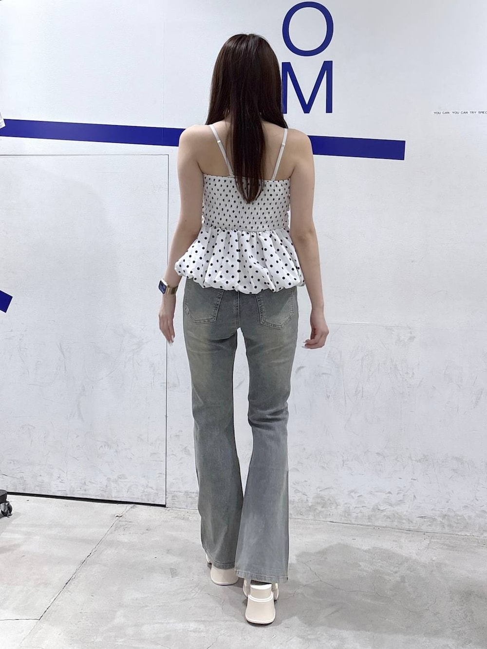 ホワイト系のサンダル、ホワイト系のシャツ/ブラウス、ブルー系のデニムパンツを着用したレディースの夏コーディネートの4枚目の写真