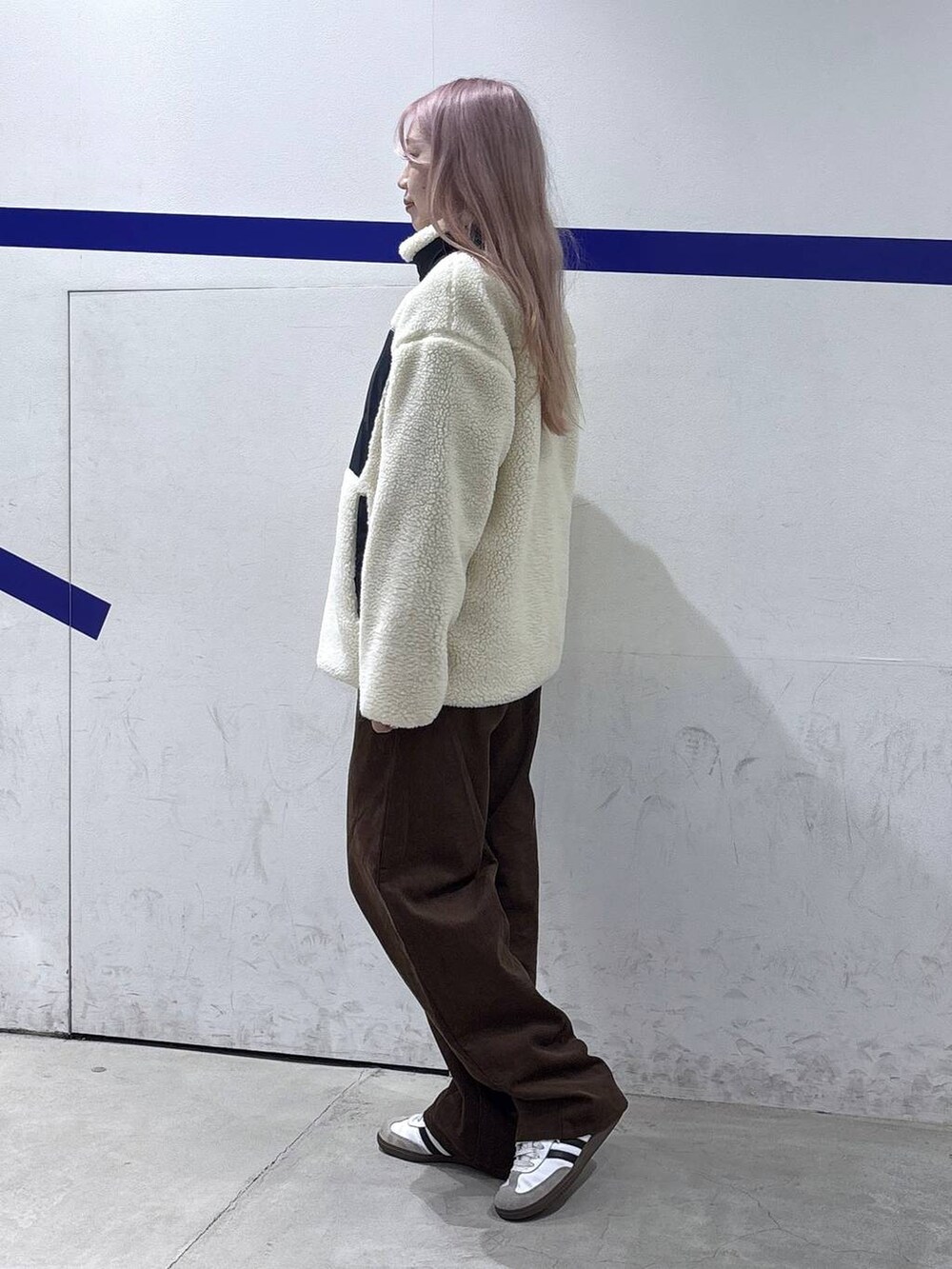 その他のブルゾン、ブラウン系のその他パンツを着用したレディースの秋コーディネートの3枚目の写真