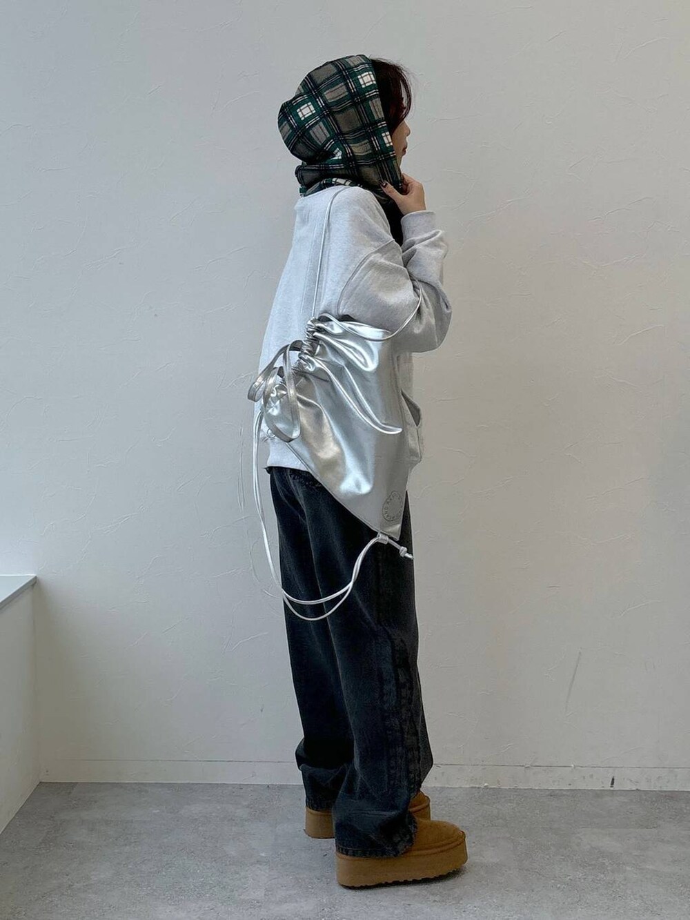 グレー系のデニムパンツ、グレー系のパーカー、グレー系のバックパック/リュックを着用したレディースの秋コーディネートの4枚目の写真