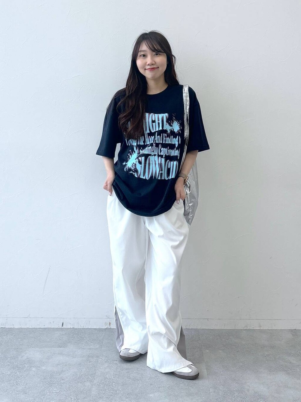 ベージュ系のカーゴパンツ、グレー系のトートバッグ、ブルー系のTシャツ/カットソーを着用したレディースの春コーディネートの3枚目の写真