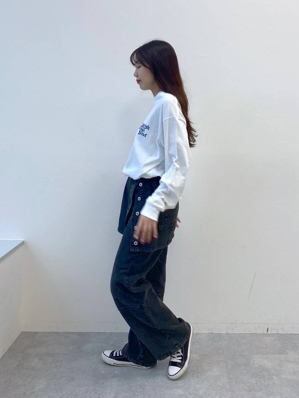 ホワイト系のTシャツ/カットソー、ブラック系のデニムパンツを着用したレディースの春コーディネートの3枚目の写真