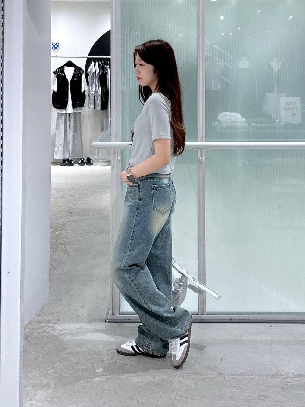 その他のショルダーバッグ、ブルー系のデニムパンツ、ブルー系のTシャツ/カットソーを着用したレディースの夏コーディネートの3枚目の写真