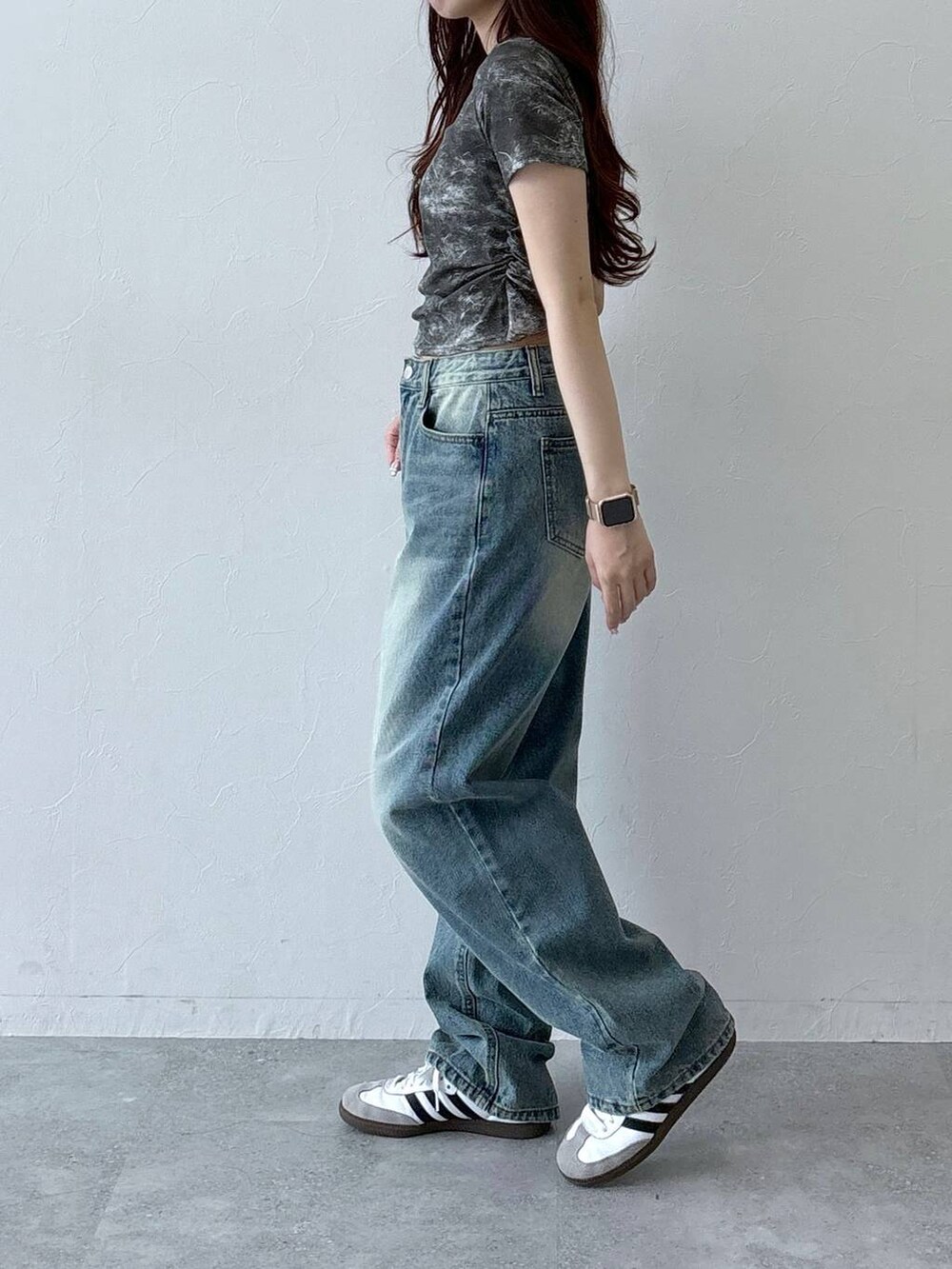 グレー系のTシャツ/カットソー、ブルー系のデニムパンツを着用したレディースの春コーディネートの3枚目の写真