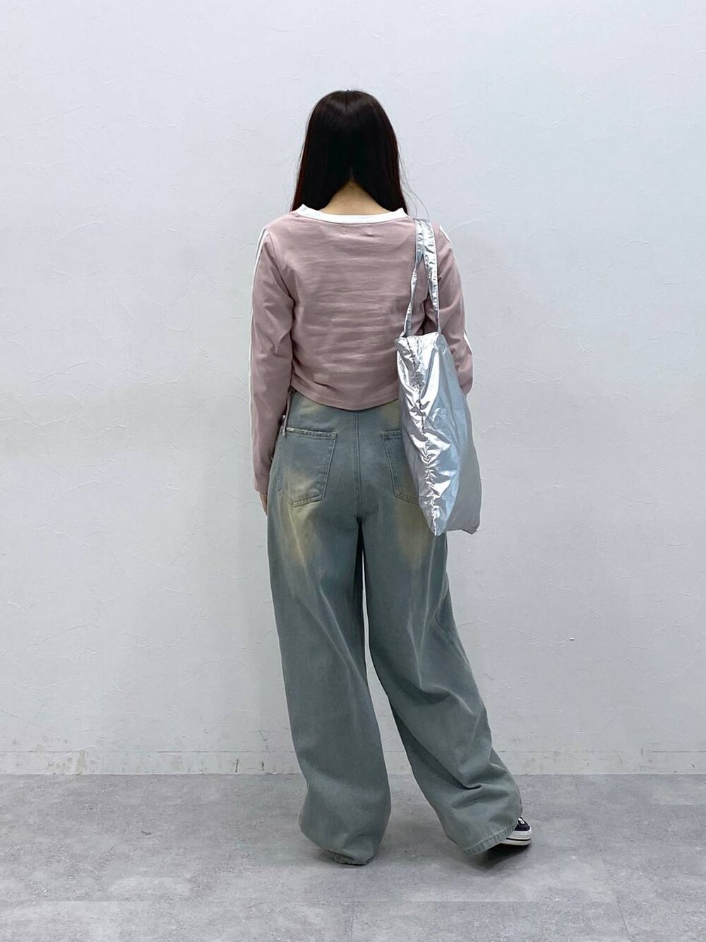 ブルー系のデニムパンツ、ピンク系のTシャツ/カットソー、グレー系のトートバッグを着用したレディースの春コーディネートの4枚目の写真