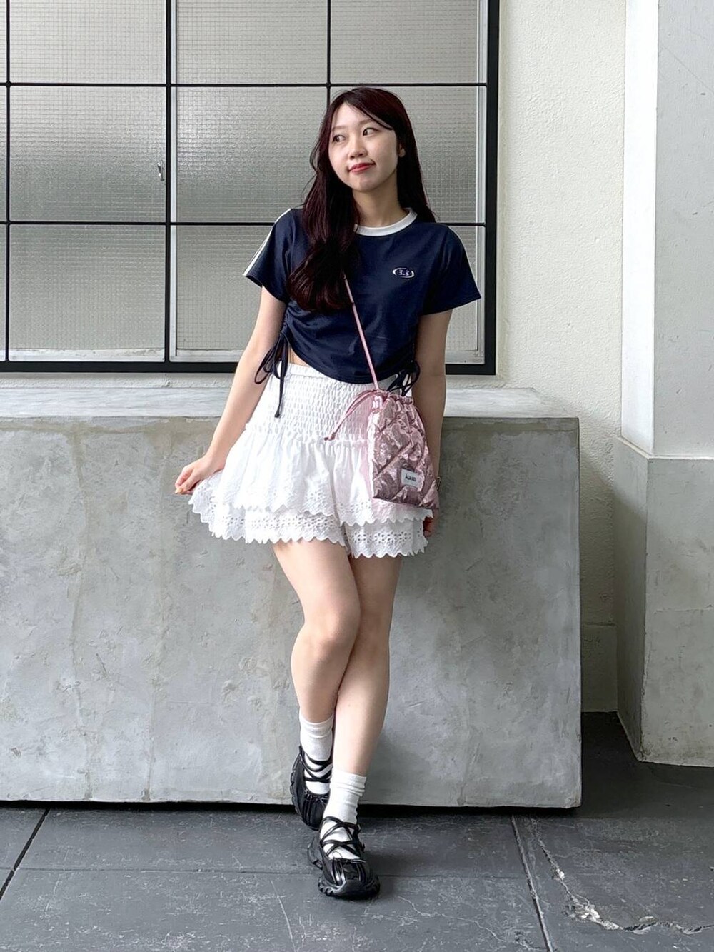 ホワイト系のスカート、ピンク系のショルダーバッグ、ブルー系のTシャツ/カットソーを着用したレディースの夏コーディネートの2枚目の写真