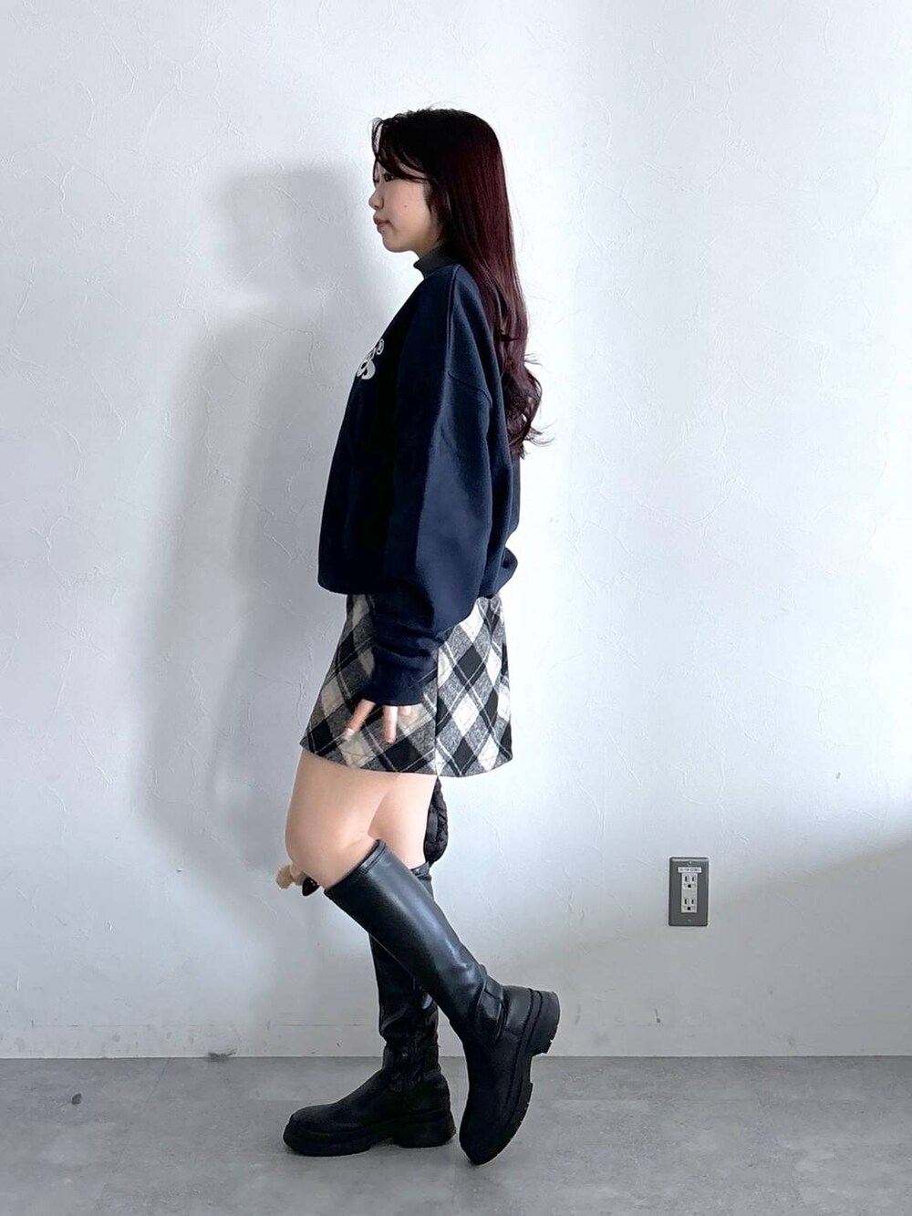 ブラック系のショルダーバッグ、その他のスウェット、ブラック系のスカートを着用したレディースの冬コーディネートの3枚目の写真