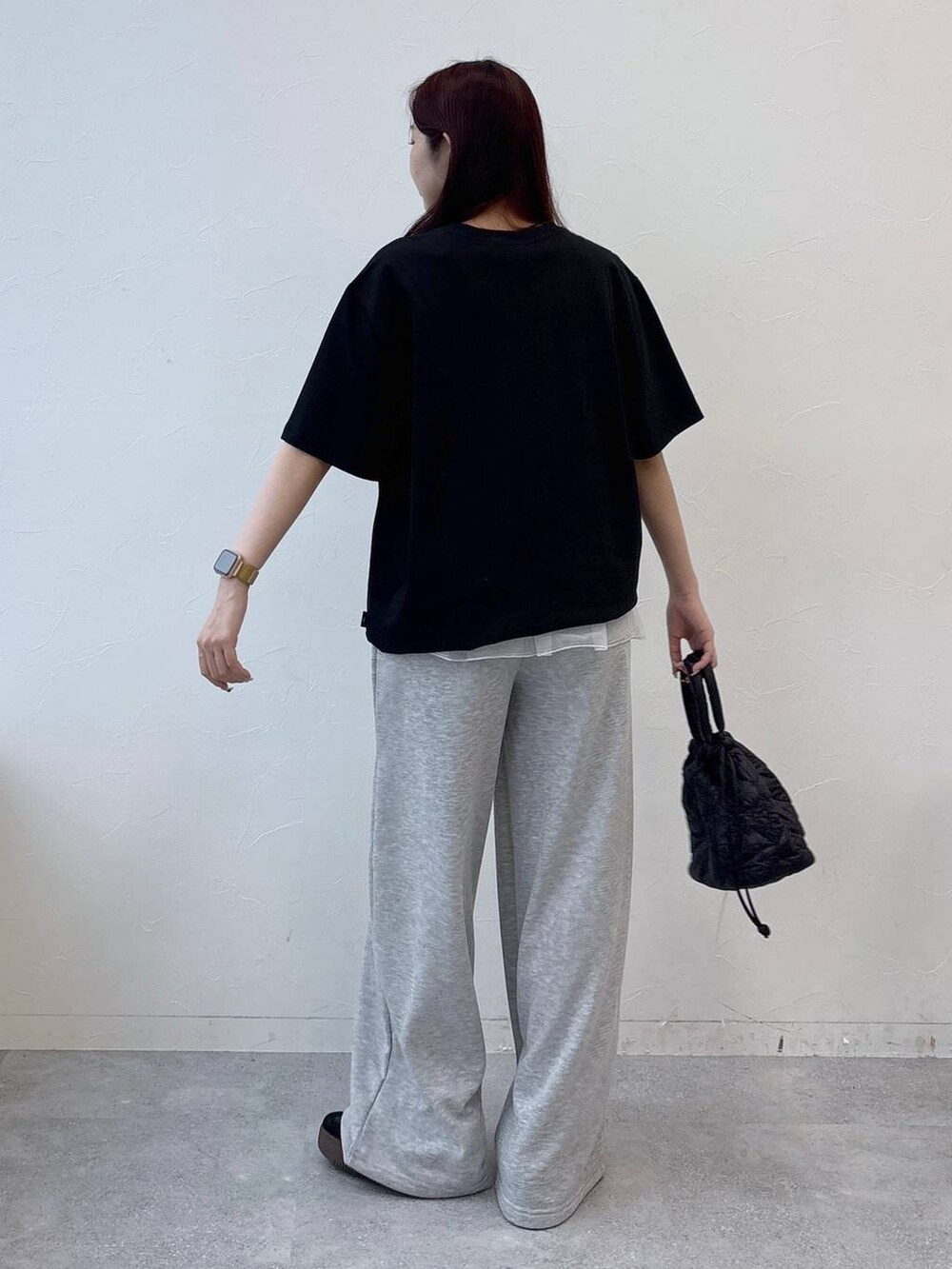 グレー系のスウェットパンツ、ブラック系のショルダーバッグ、ブラック系のTシャツ/カットソーを着用したレディースの夏コーディネートの4枚目の写真