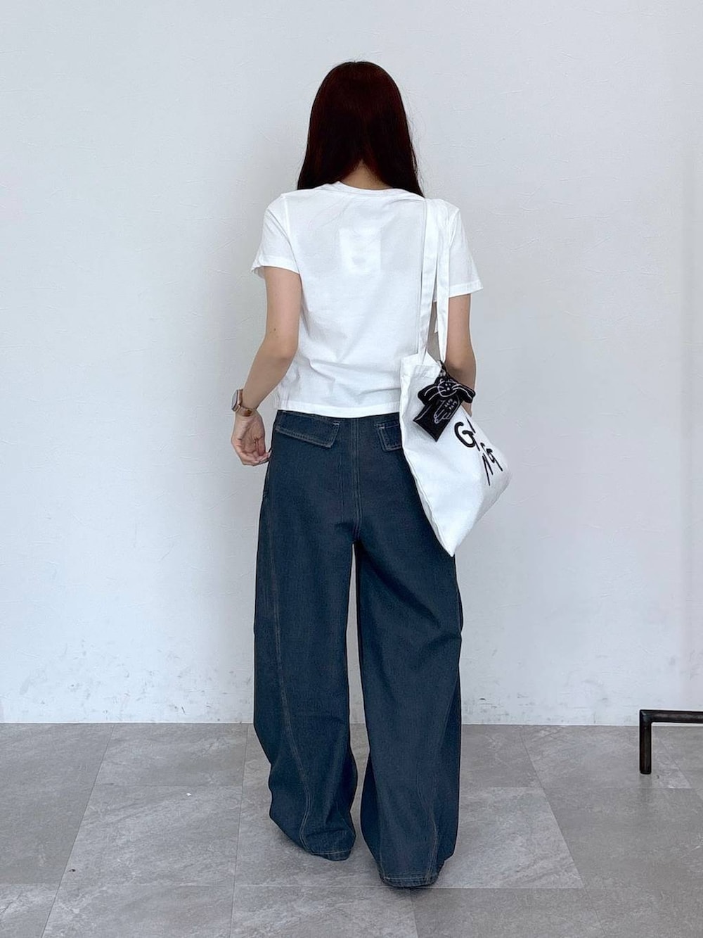 ブルー系のカーゴパンツ、その他のトートバッグ、ホワイト系のTシャツ/カットソーを着用したレディースの春コーディネートの5枚目の写真