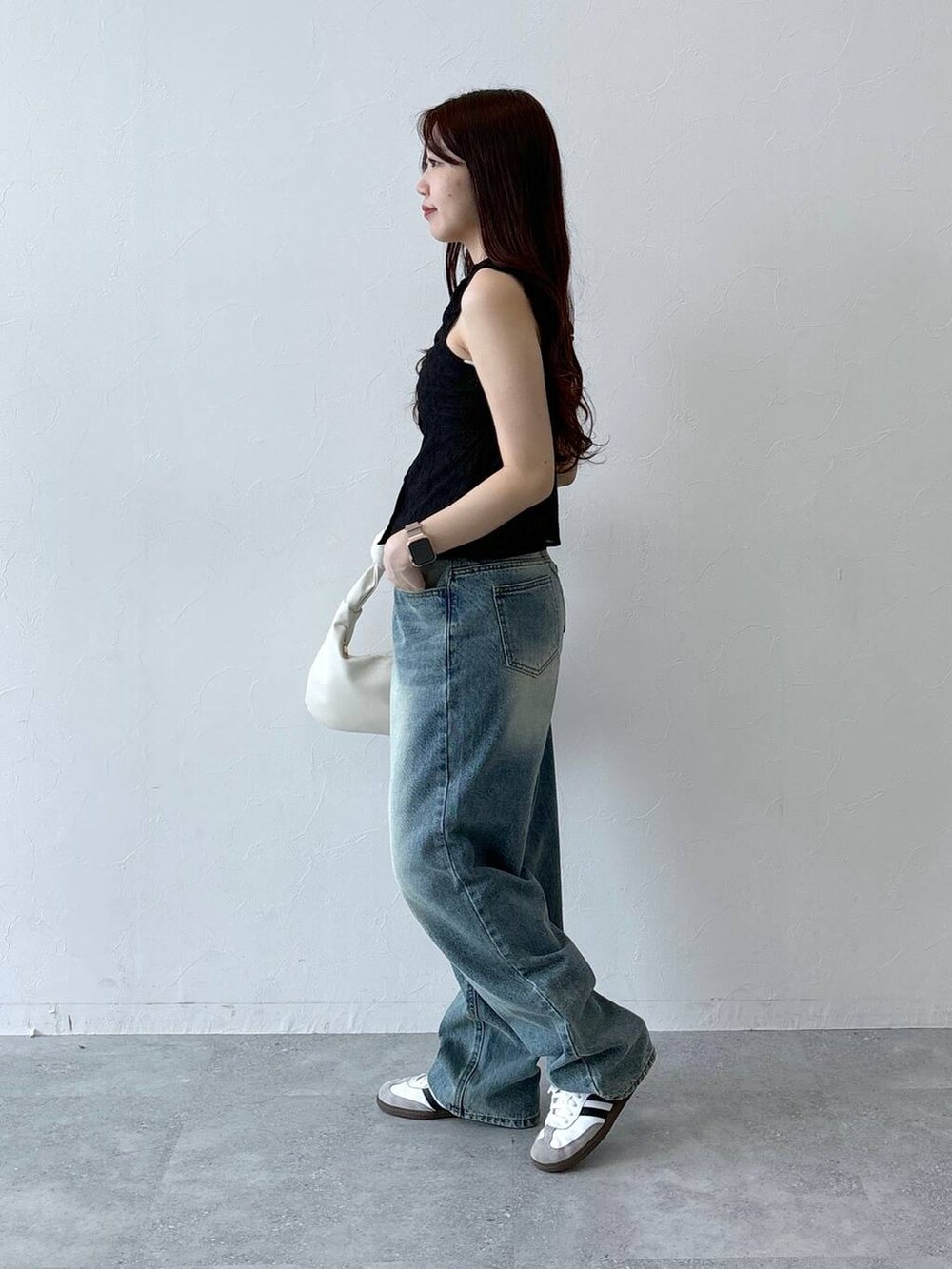 ブラック系のシャツ/ブラウス、ブルー系のデニムパンツを着用したレディースの夏コーディネートの3枚目の写真