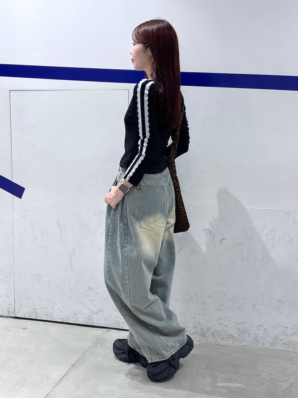 ブラック系のスニーカー、ブラック系のTシャツ/カットソー、その他のトートバッグを着用したレディースの夏コーディネートの3枚目の写真