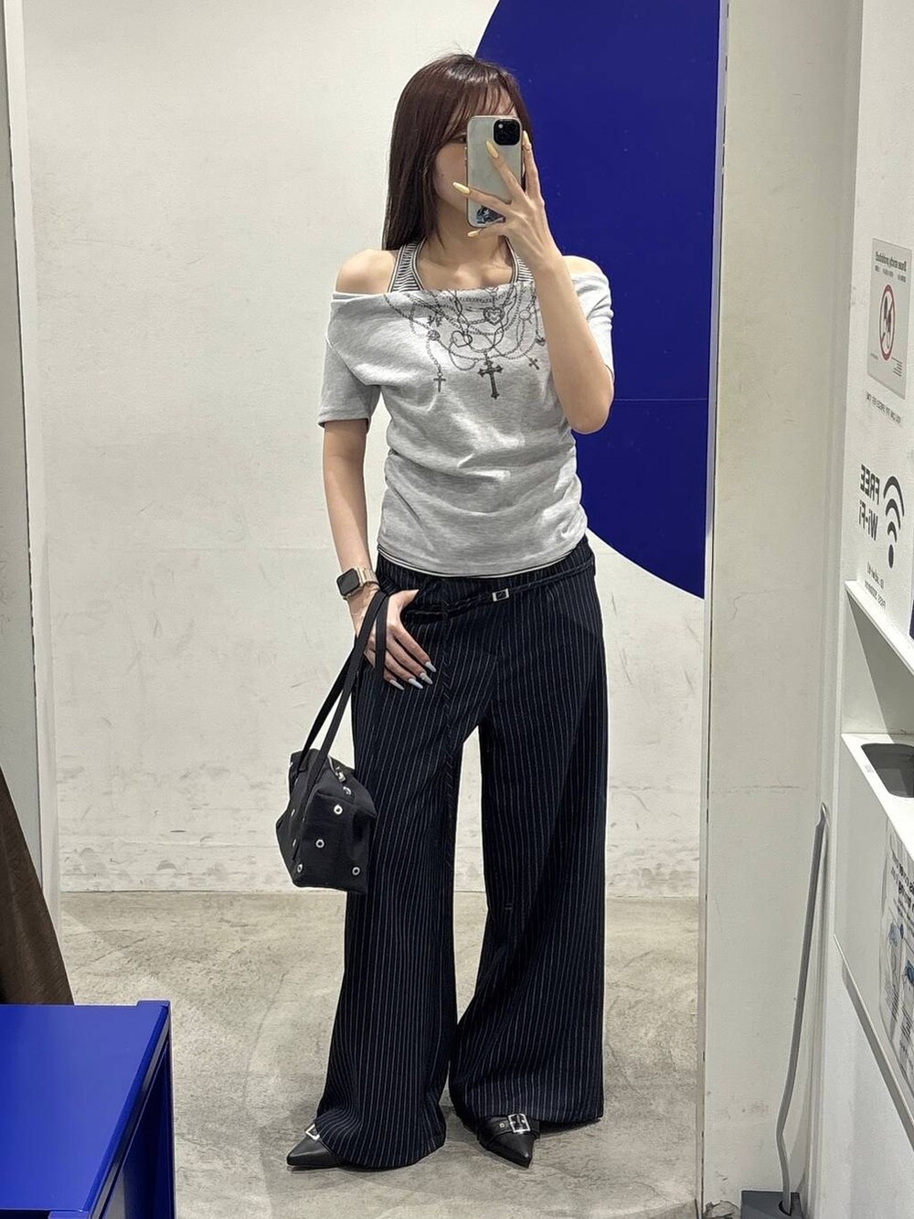ブラック系のパンプス、グレー系のTシャツ/カットソー、ブラック系のショルダーバッグを着用したレディースの春コーディネートの7枚目の写真