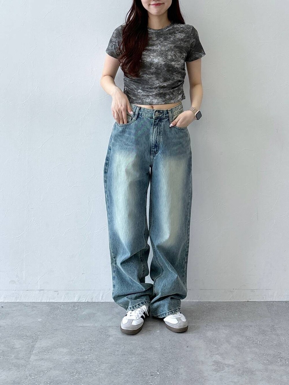 グレー系のTシャツ/カットソー、ブルー系のデニムパンツを着用したレディースの春コーディネートの2枚目の写真