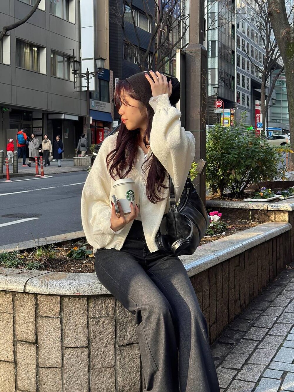 「韓国系、女子ウケ、着痩せ・細見え、ALAND、韓国ファッション」|「3.3 Field Trip の3.3 Field Trip/リボンパール ビーニ-(ニットキャップ/ビーニー、ブラック系)」を使った、snowaeさん(レディース・157cm)の冬コーディネートの4枚目の写真