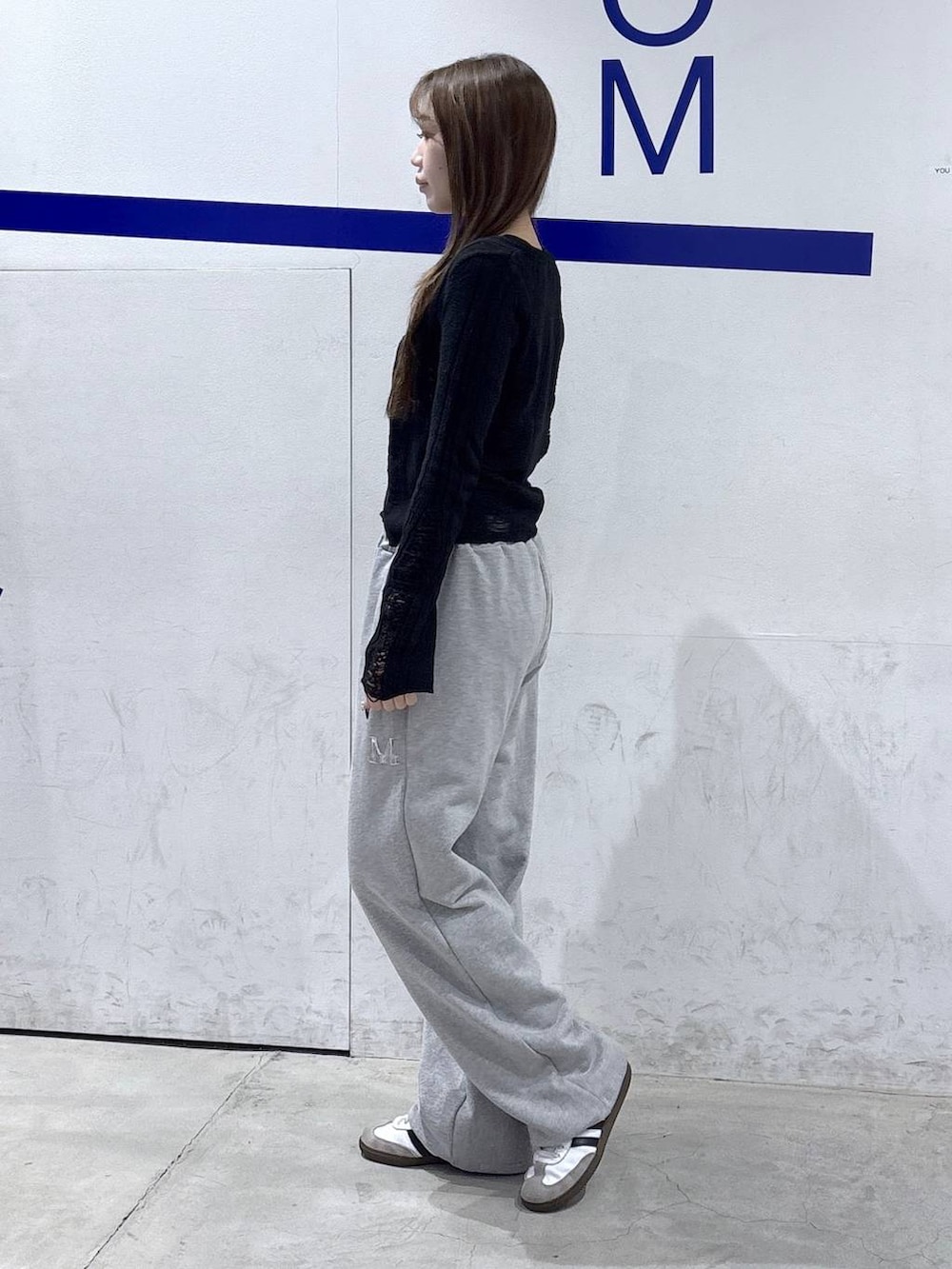 グレー系のスウェットパンツ、ブラック系のカーディガン/ボレロ、グレー系のキャップを着用したレディースの春コーディネートの3枚目の写真