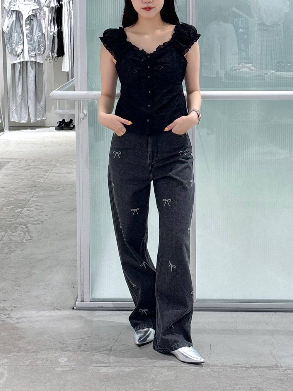 ブラック系のシャツ/ブラウス、ブラック系のデニムパンツを着用したレディースの夏コーディネートの2枚目の写真