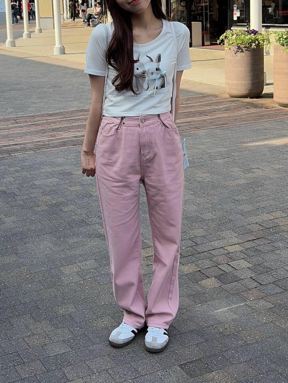 ホワイト系のバックパック/リュック、ホワイト系のTシャツ/カットソーを着用したレディースの夏コーディネートの2枚目の写真