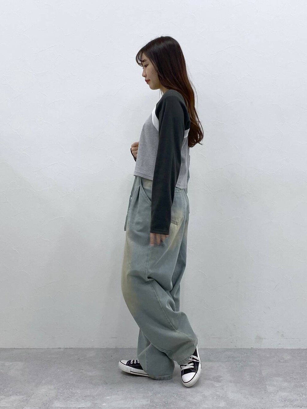 ブルー系のデニムパンツ、グレー系のTシャツ/カットソー、ブルー系のトートバッグを着用したレディースの春コーディネートの3枚目の写真