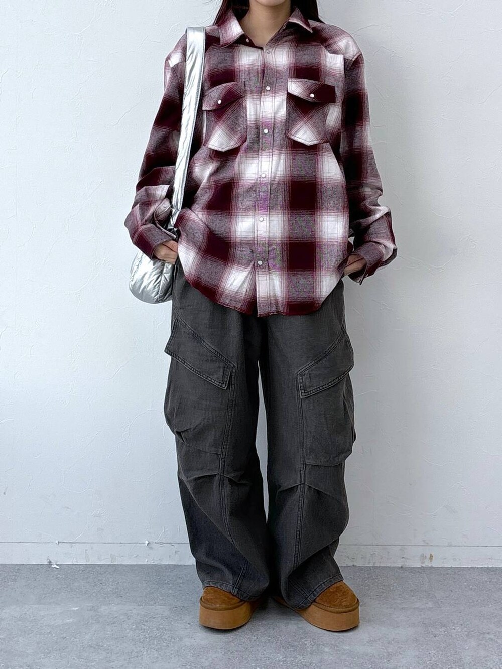 その他のショルダーバッグ、レッド系のシャツ/ブラウスを着用したレディースの冬コーディネートの2枚目の写真