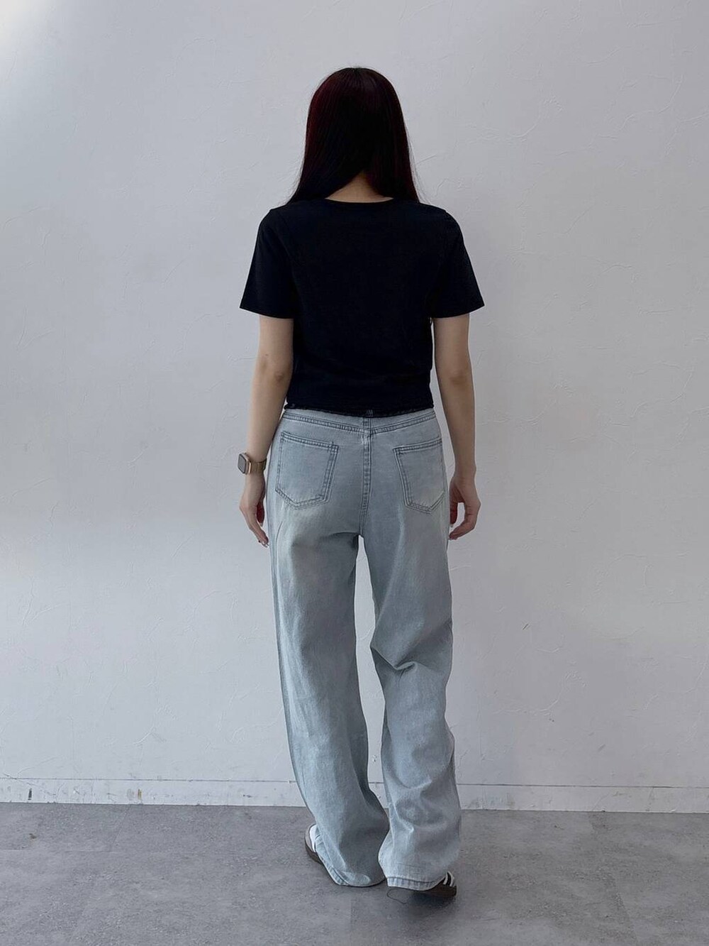 ブラック系のTシャツ/カットソー、ブルー系のデニムパンツを着用したレディースの春コーディネートの4枚目の写真