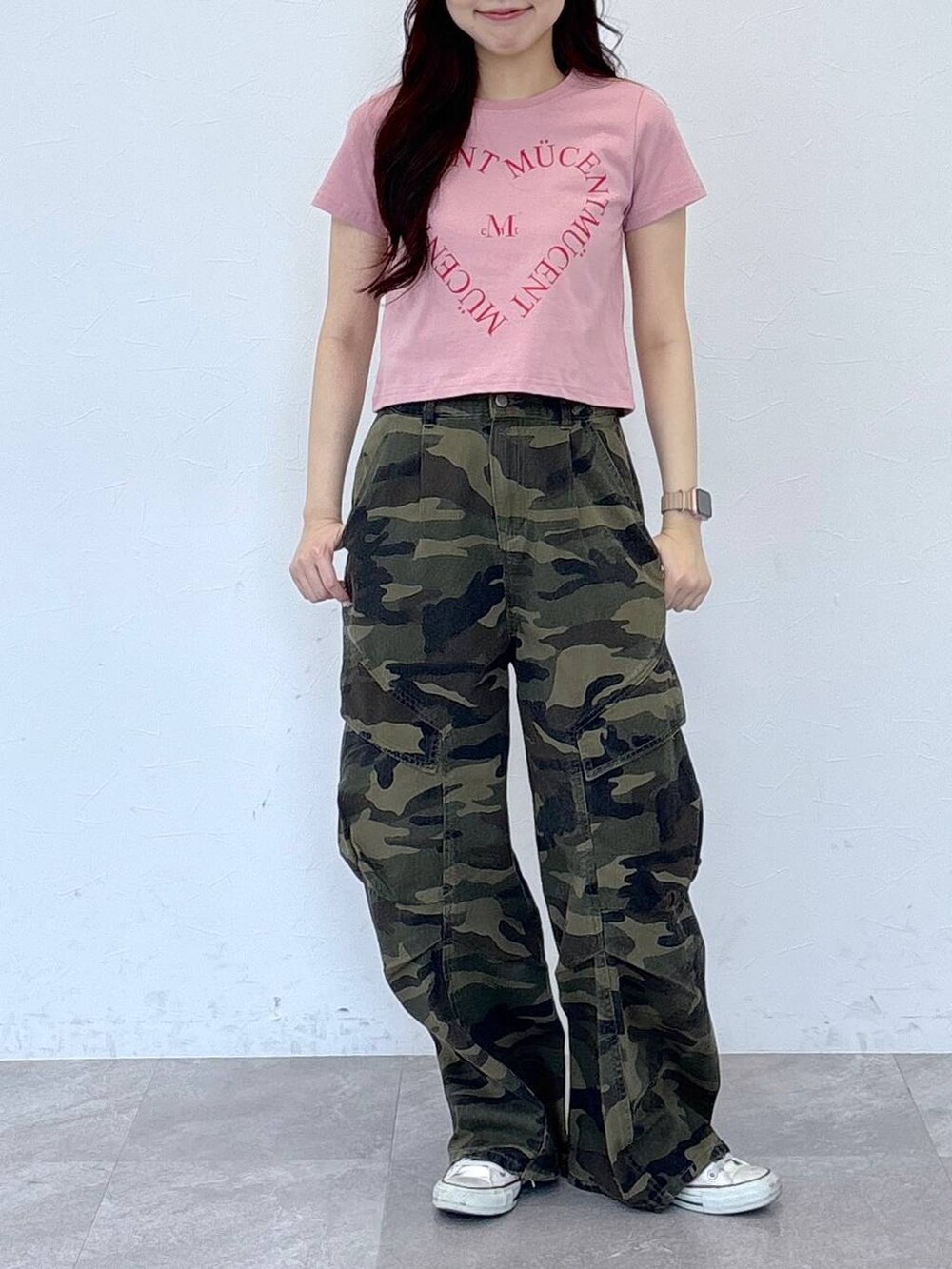 その他のカーゴパンツ、ピンク系のTシャツ/カットソーを着用したレディースの春コーディネートの2枚目の写真