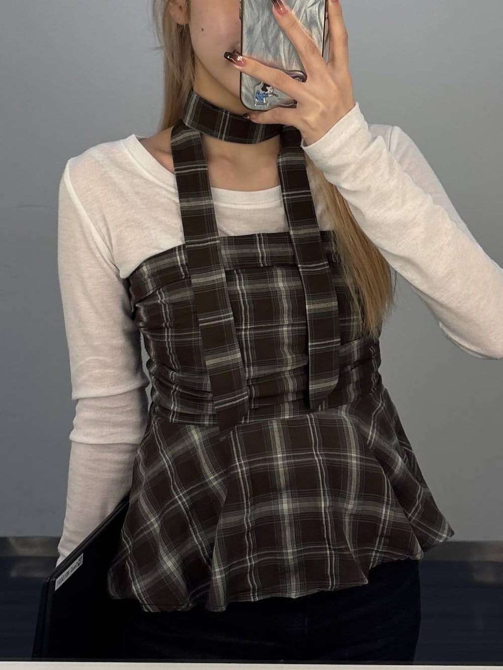 ブラウン系のシャツ/ブラウスを着用したレディースの秋コーディネートの3枚目の写真