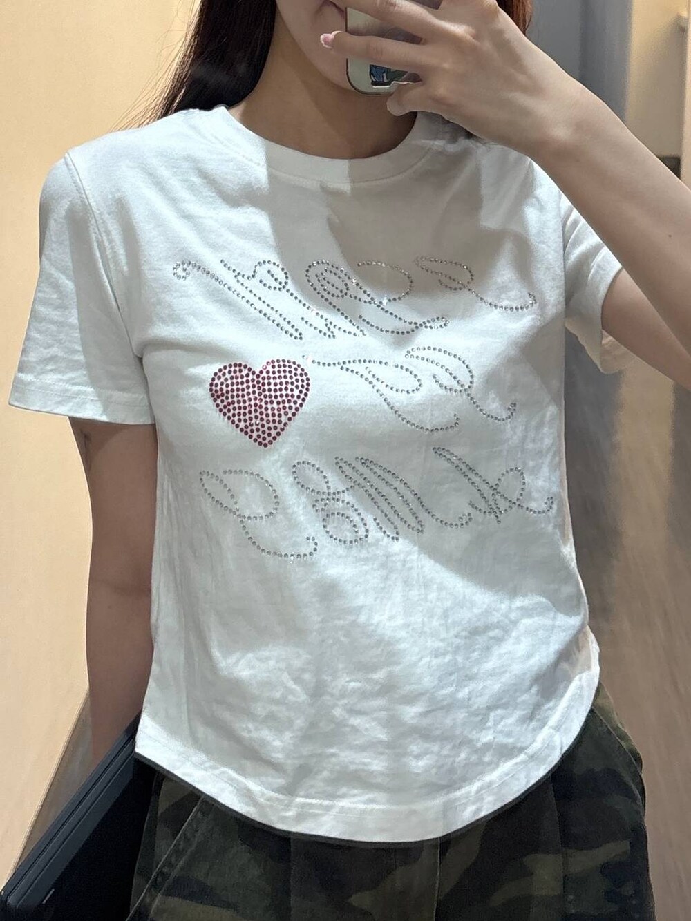 その他のカーゴパンツ、ホワイト系のTシャツ/カットソーを着用したレディースの夏コーディネートの2枚目の写真