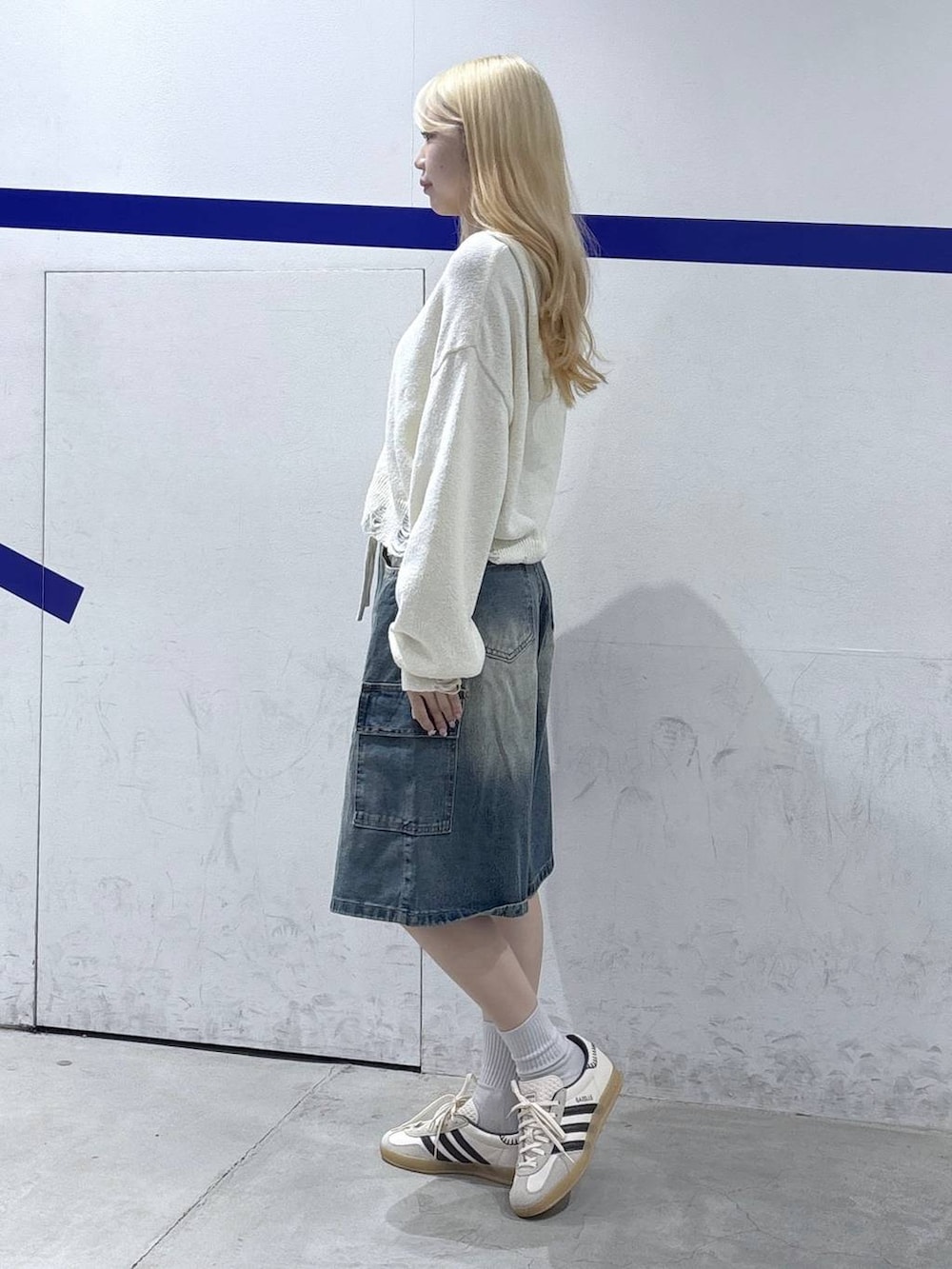 その他のニット/セーター、ブルー系のデニムパンツを着用したレディースの秋コーディネートの3枚目の写真