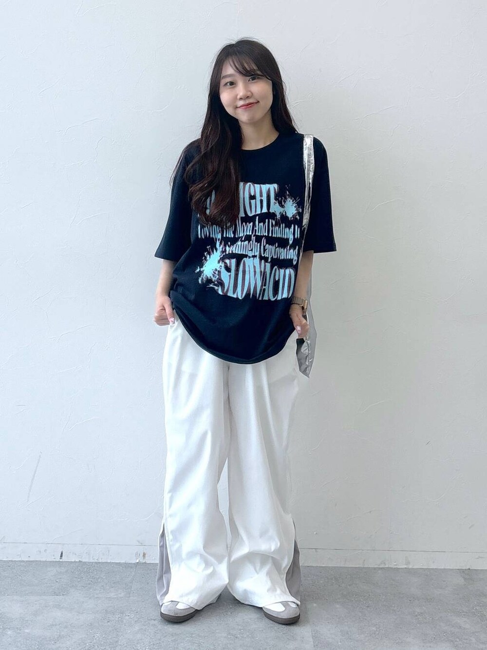 ベージュ系のカーゴパンツ、グレー系のトートバッグ、ブルー系のTシャツ/カットソーを着用したレディースの春コーディネートの4枚目の写真