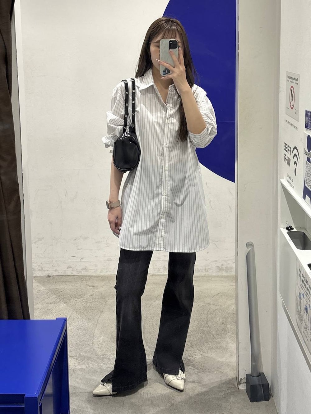 ブラック系のデニムパンツ、ホワイト系のパンプス、ホワイト系のシャツ/ブラウスを着用したレディースの春コーディネートの5枚目の写真