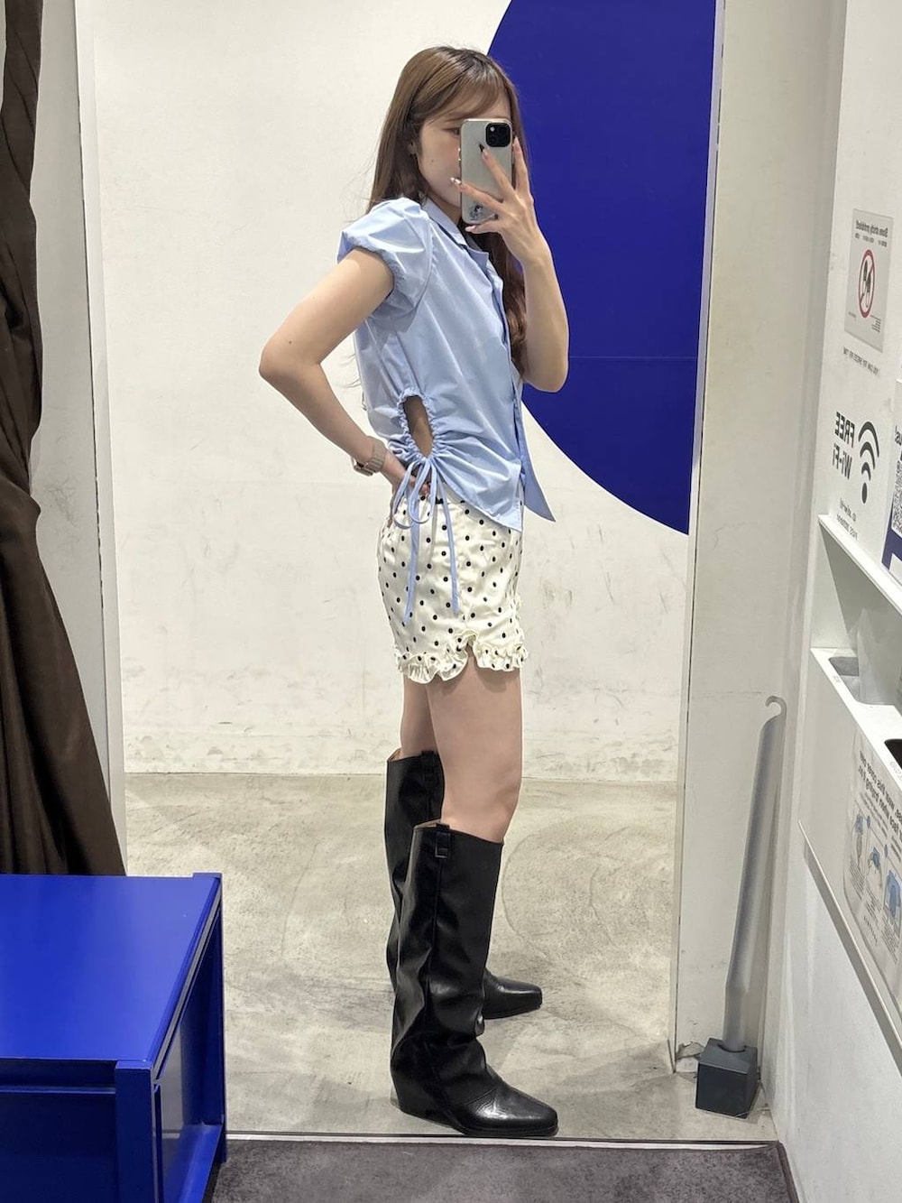 ブラック系のブーツ、ブルー系のシャツ/ブラウス、ホワイト系のその他パンツを着用したレディースの春コーディネートの5枚目の写真