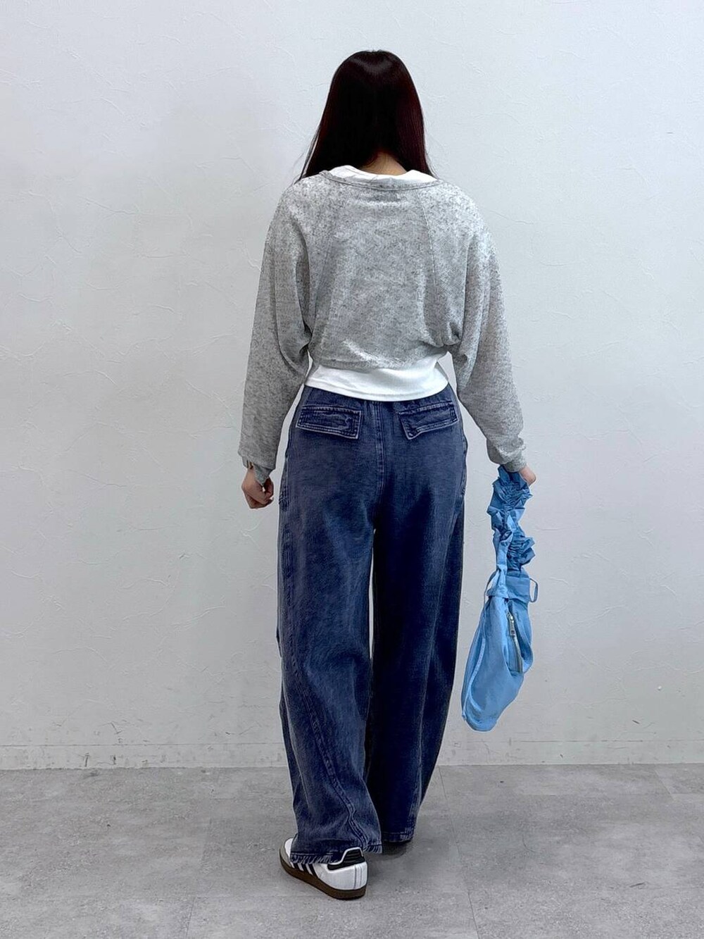 ブルー系のショルダーバッグ、パープル系のカーゴパンツ、ベージュ系のTシャツ/カットソーを着用したレディースの春コーディネートの4枚目の写真