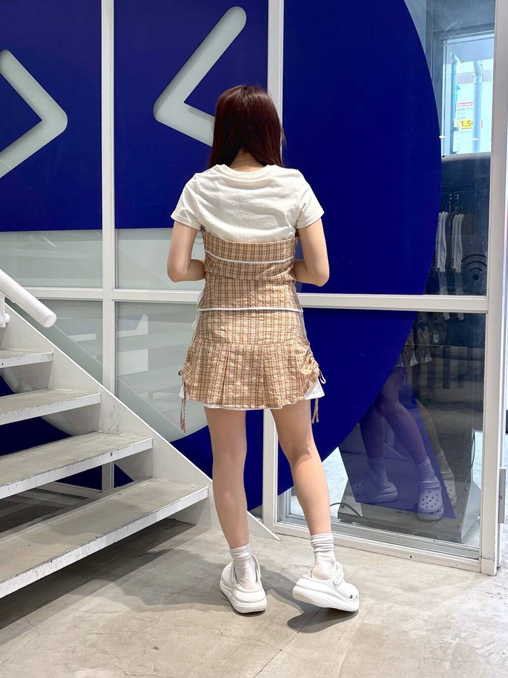 ホワイト系のサンダル、ベージュ系のスカートを着用したレディースの夏コーディネートの4枚目の写真