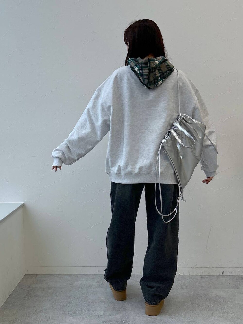 グレー系のデニムパンツ、グレー系のパーカー、グレー系のバックパック/リュックを着用したレディースの秋コーディネートの5枚目の写真