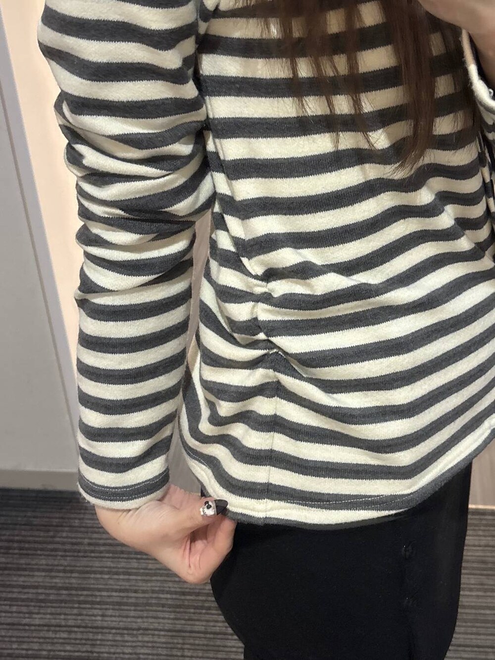 ホワイト系のカーディガン/ボレロ、ブラック系のその他パンツを着用したレディースの春コーディネートの4枚目の写真