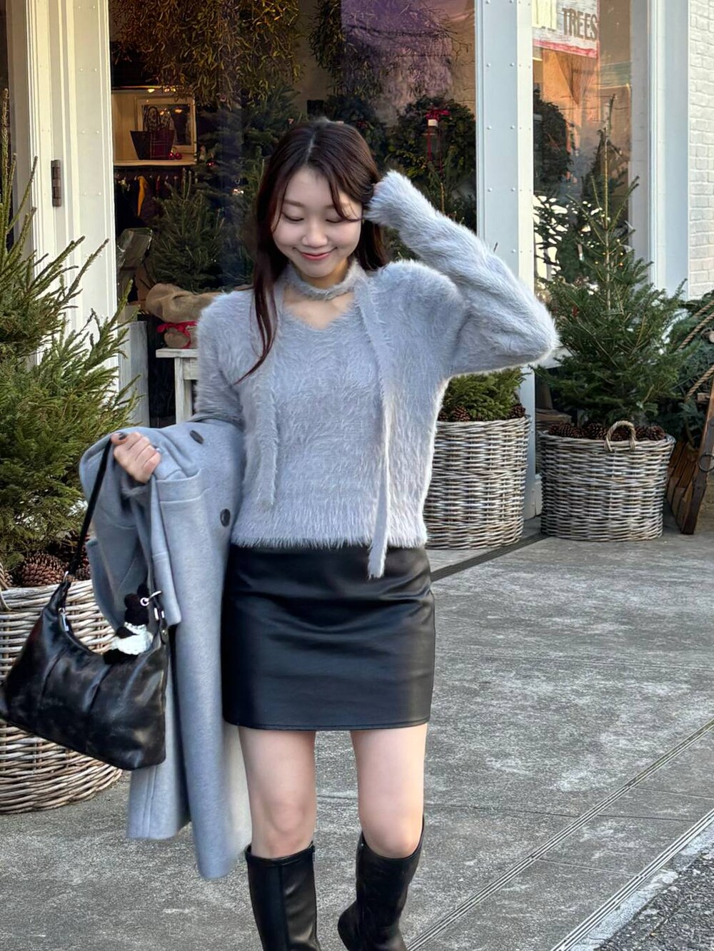 グレー系のニット/セーターを着用したレディースの冬コーディネートの2枚目の写真