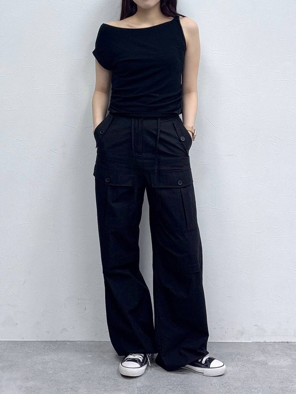 ブラック系のその他パンツ、ブラック系のTシャツ/カットソーを着用したレディースの夏コーディネートの2枚目の写真