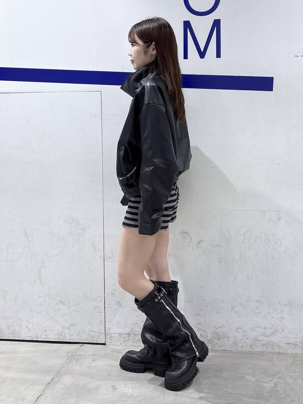 グレー系のその他パンツ、ブラウン系のブーツ、ブラック系のブルゾンを着用したレディースの秋コーディネートの3枚目の写真