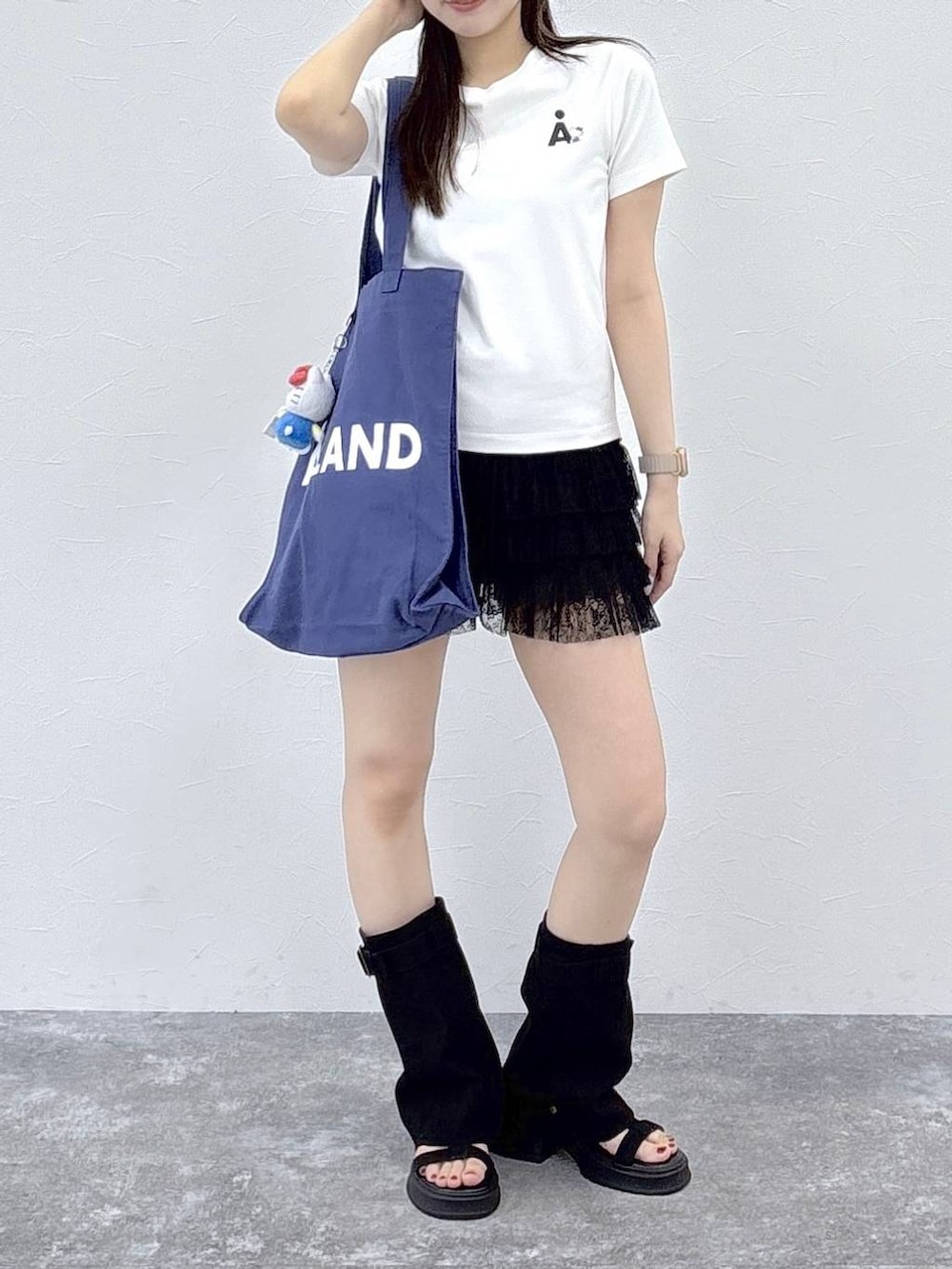 ホワイト系のTシャツ/カットソー、ブルー系のトートバッグ、ブラック系のその他パンツを着用したレディースの夏コーディネートの2枚目の写真