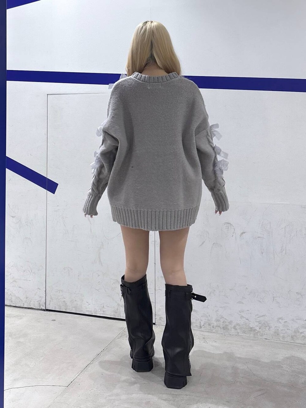 その他のその他パンツ、ブラック系のブーツ、グレー系のニット/セーターを着用したレディースの秋コーディネートの4枚目の写真