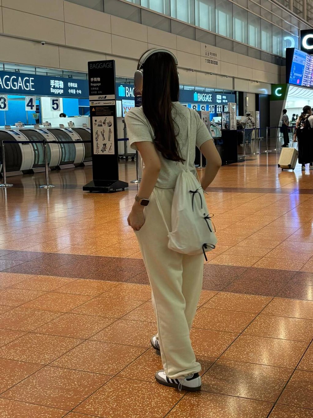 ホワイト系のバックパック/リュック、ベージュ系のスウェットパンツを着用したレディースの夏コーディネートの5枚目の写真