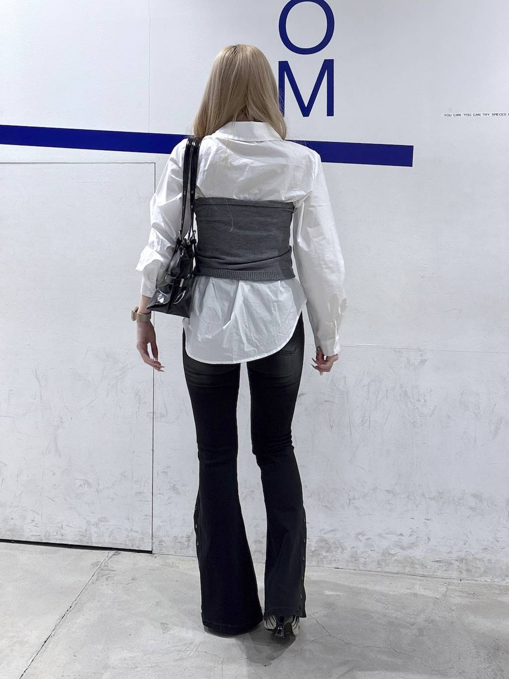 ホワイト系のパンプス、ブラック系のデニムパンツ、ホワイト系のシャツ/ブラウスを着用したレディースの冬コーディネートの4枚目の写真