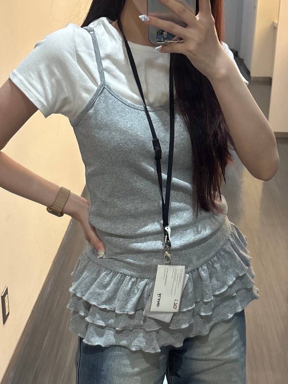 ブラック系のバックパック/リュック、グレー系のキャミソールを着用したレディースの夏コーディネートの6枚目の写真