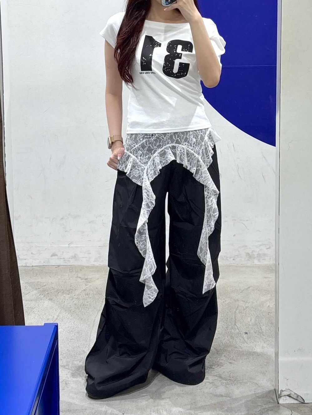 ホワイト系のTシャツ/カットソー、ブラック系のその他パンツを着用したレディースの夏コーディネートの2枚目の写真